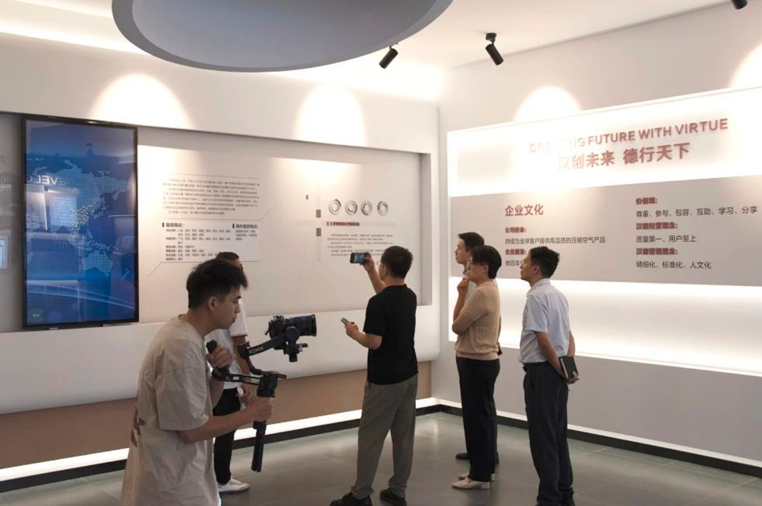 The manual air compressor was invited for an exclusive interview on Huizhou TV, where he shares the story of China's intelligent manufacturing standard